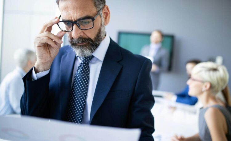 prezes podejmujący decyzje biznesowe