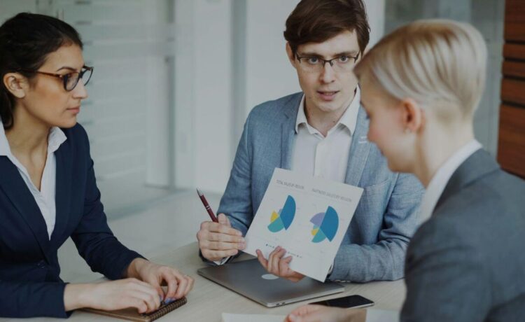 Rozmowa zarządu na temat finansów firmy