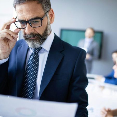 prezes podejmujący decyzje biznesowe